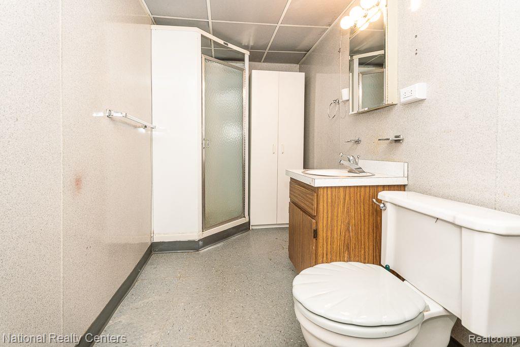 4423 Amherst Road Royal Oak, MI 48073 - Photo 23 of 31 Full bathroom in the basement.