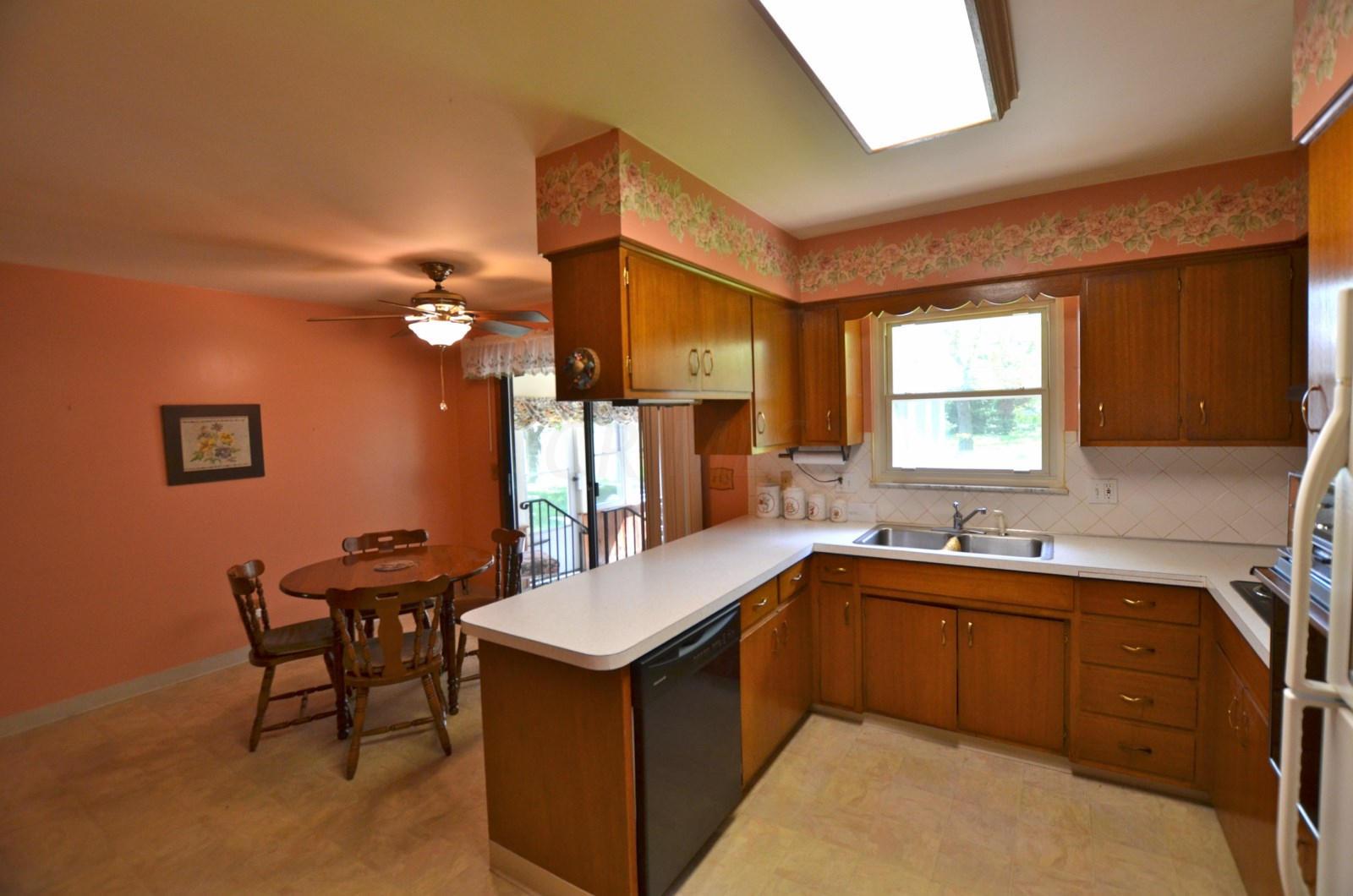 5340 Sprucewood Road Columbus, OH 43229 - Photo 8 of 31