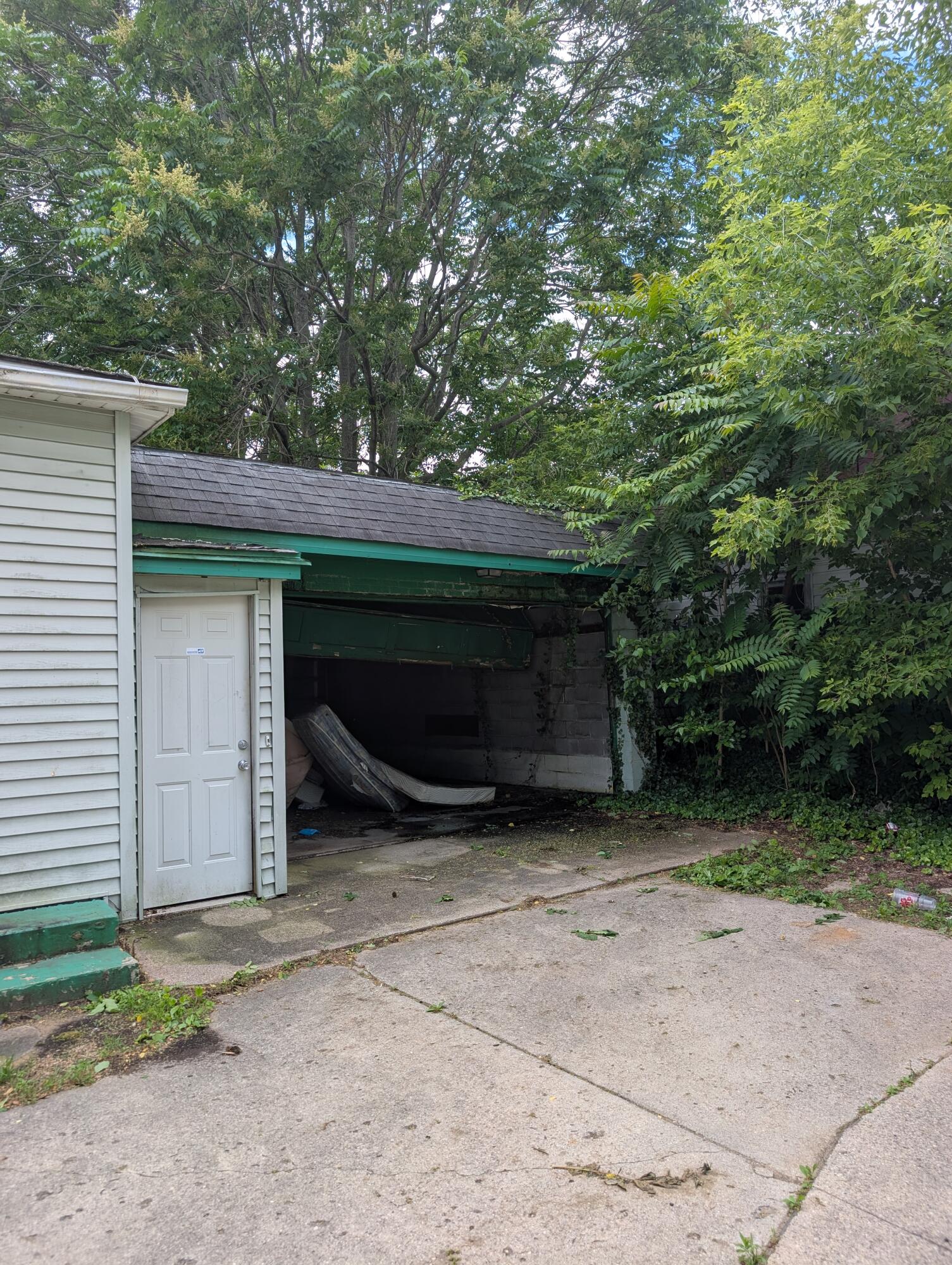 1608 2nd Street Jackson, MI 49203 - Photo 3 of 22 Attached garage