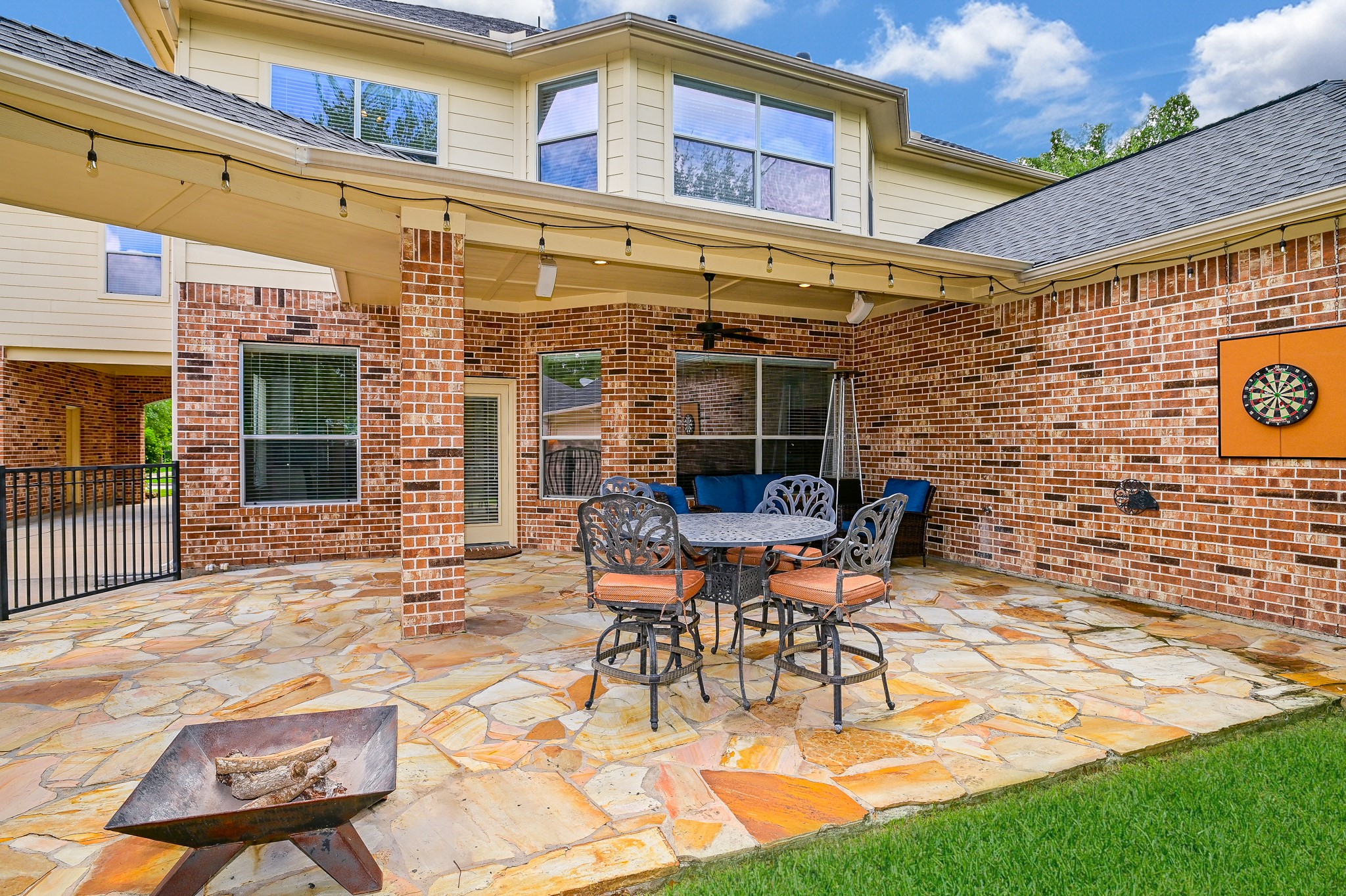 7218 Spring Run Lane Katy, TX 77494 - Photo 34 of 49 a patio with a table and chairs