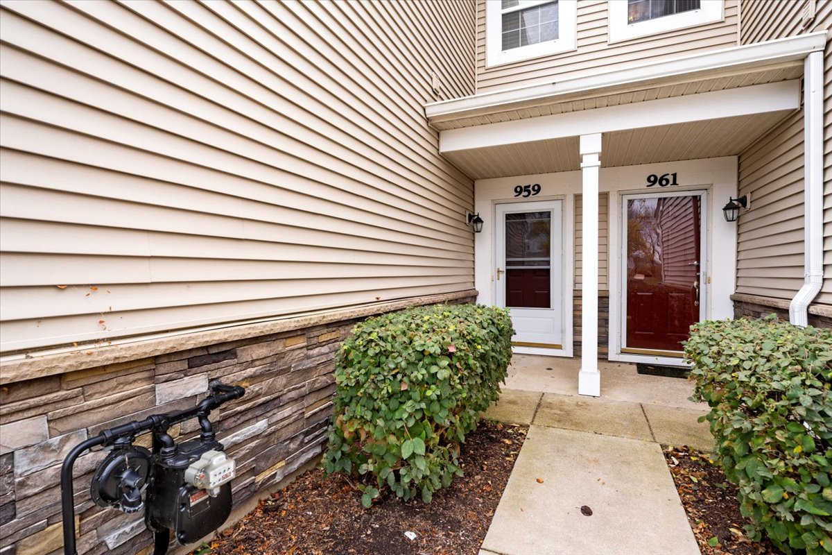 959 Genesee Drive Naperville, IL 60563 - Photo 2 of 21