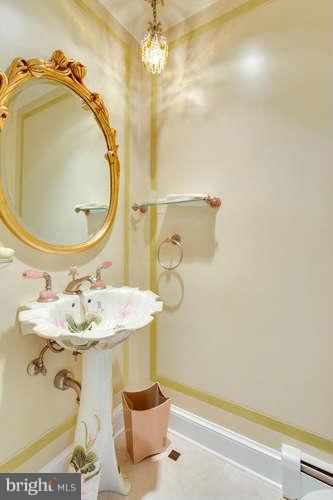 8021 Falstaff Road McLean, VA 22102 - Photo 11 of 27 Bath