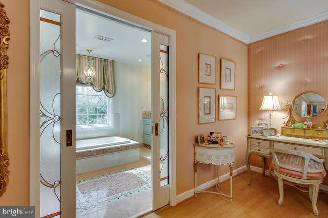 8021 Falstaff Road McLean, VA 22102 - Photo 13 of 27 Bath (Master)