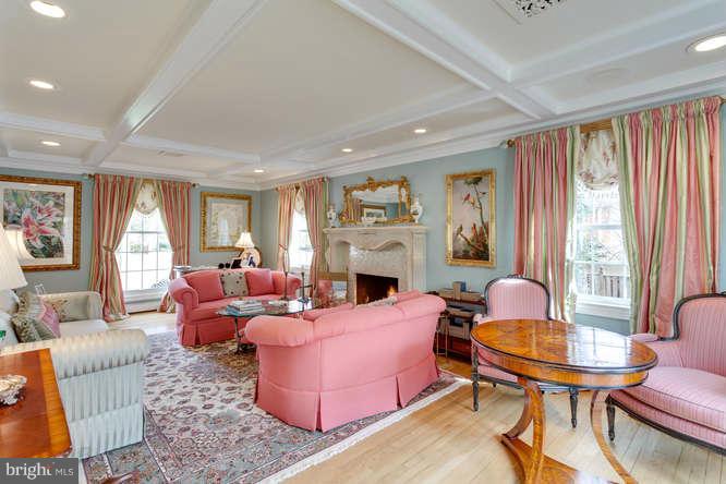 8021 Falstaff Road McLean, VA 22102 - Photo 5 of 27 Living Room
