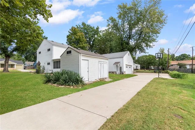 $325,000 | 1305 West 29th Street South, Independence, MO 64052