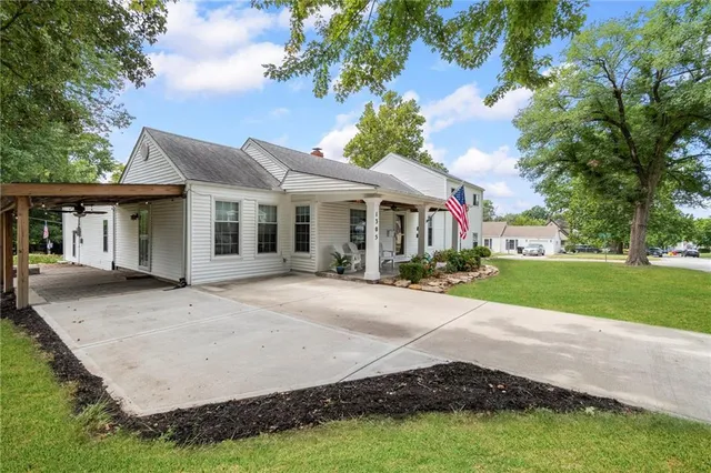 $325,000 | 1305 West 29th Street South, Independence, MO 64052