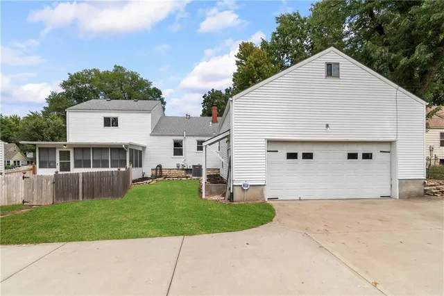 $325,000 | 1305 West 29th Street South, Independence, MO 64052