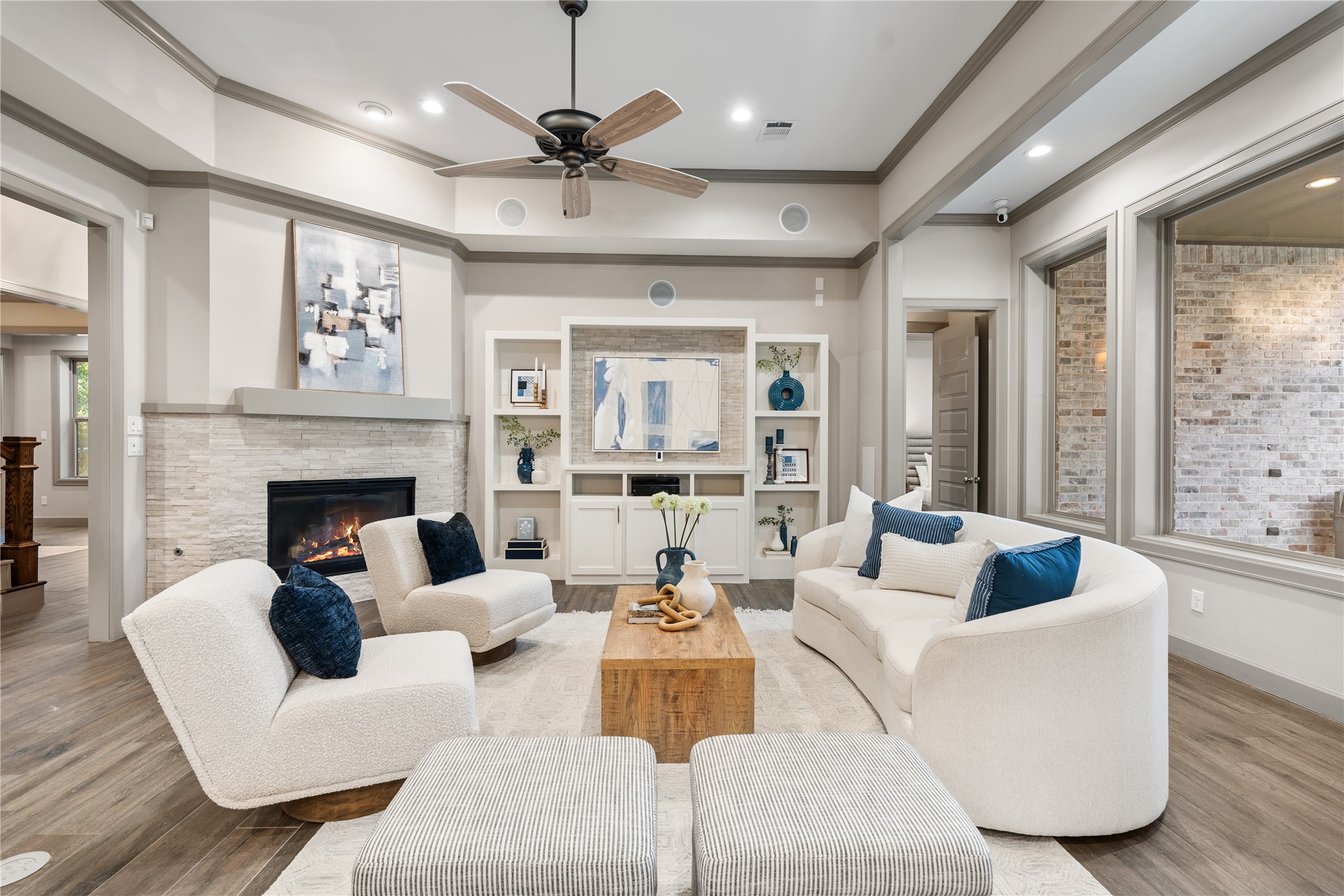 12379 Pebble View Drive Conroe, TX 77304 - Photo 16 of 46 Living area with large windows and enjoy the view of the backyard.