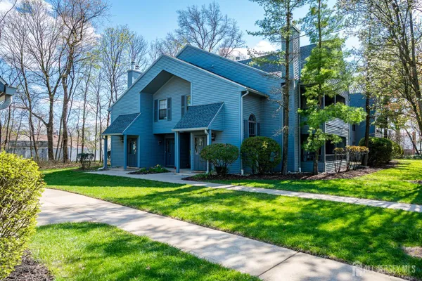 $400,000 | 502 Woodhaven Drive, Edison, NJ 08817