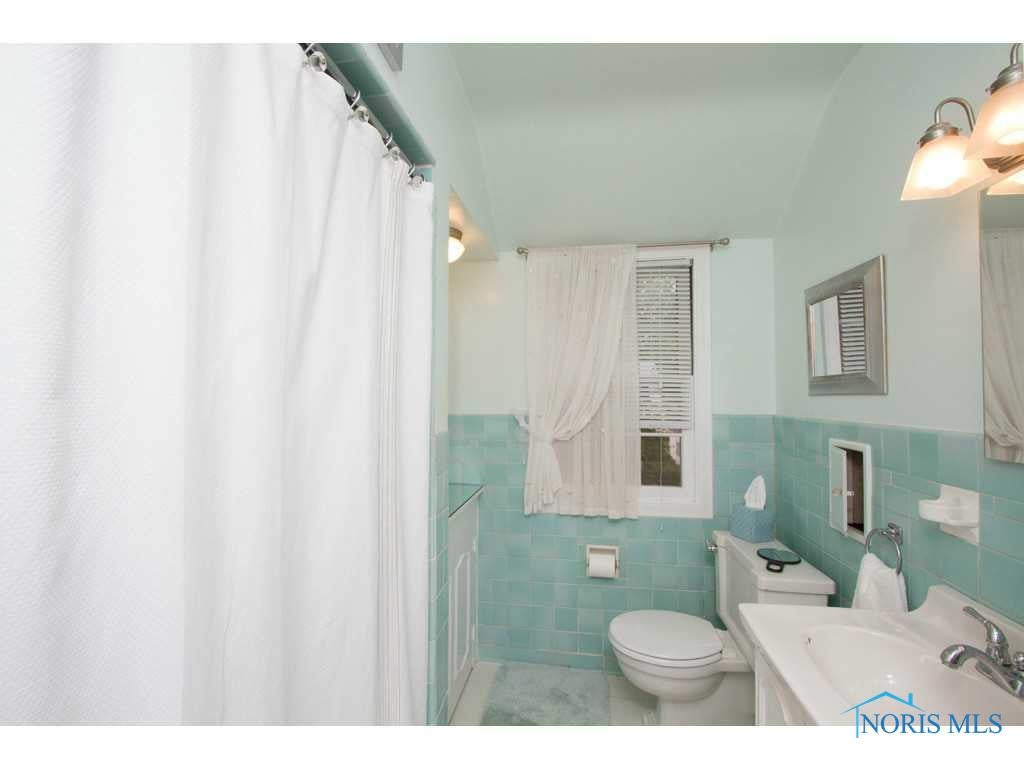 3835 Elmhurst Road Toledo, OH 43613 - Photo 17 of 20 Full Bath. Full Bath with tile surround and built-in storage.