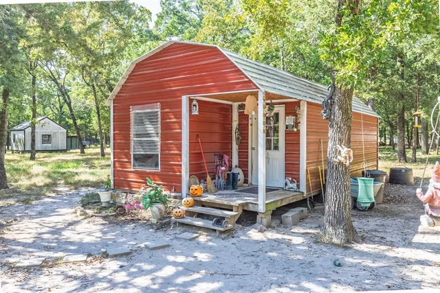 a view of a house with backyard