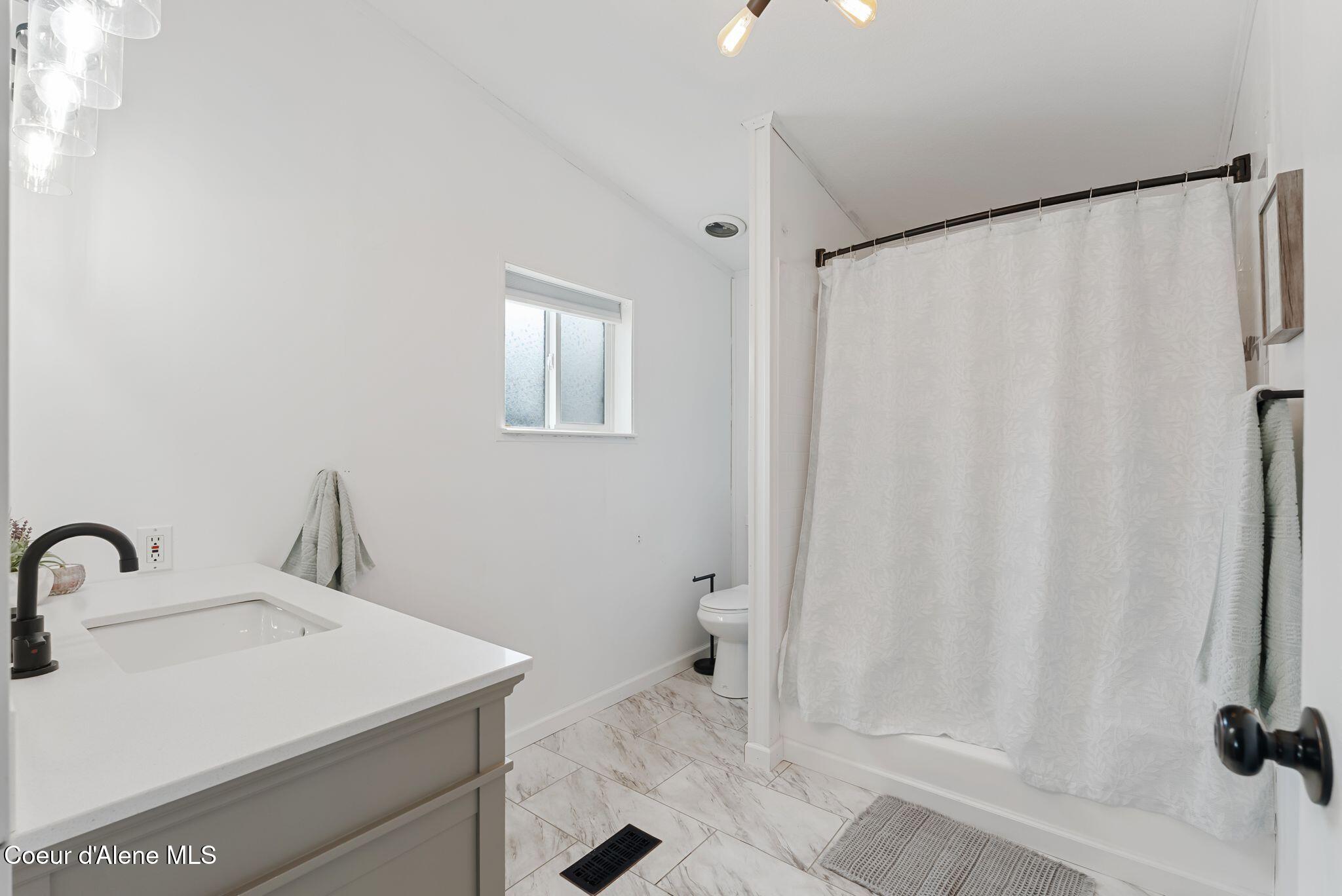 120 Shelby Road Laclede, ID 83841 - Photo 15 of 41 Primary Bathroom