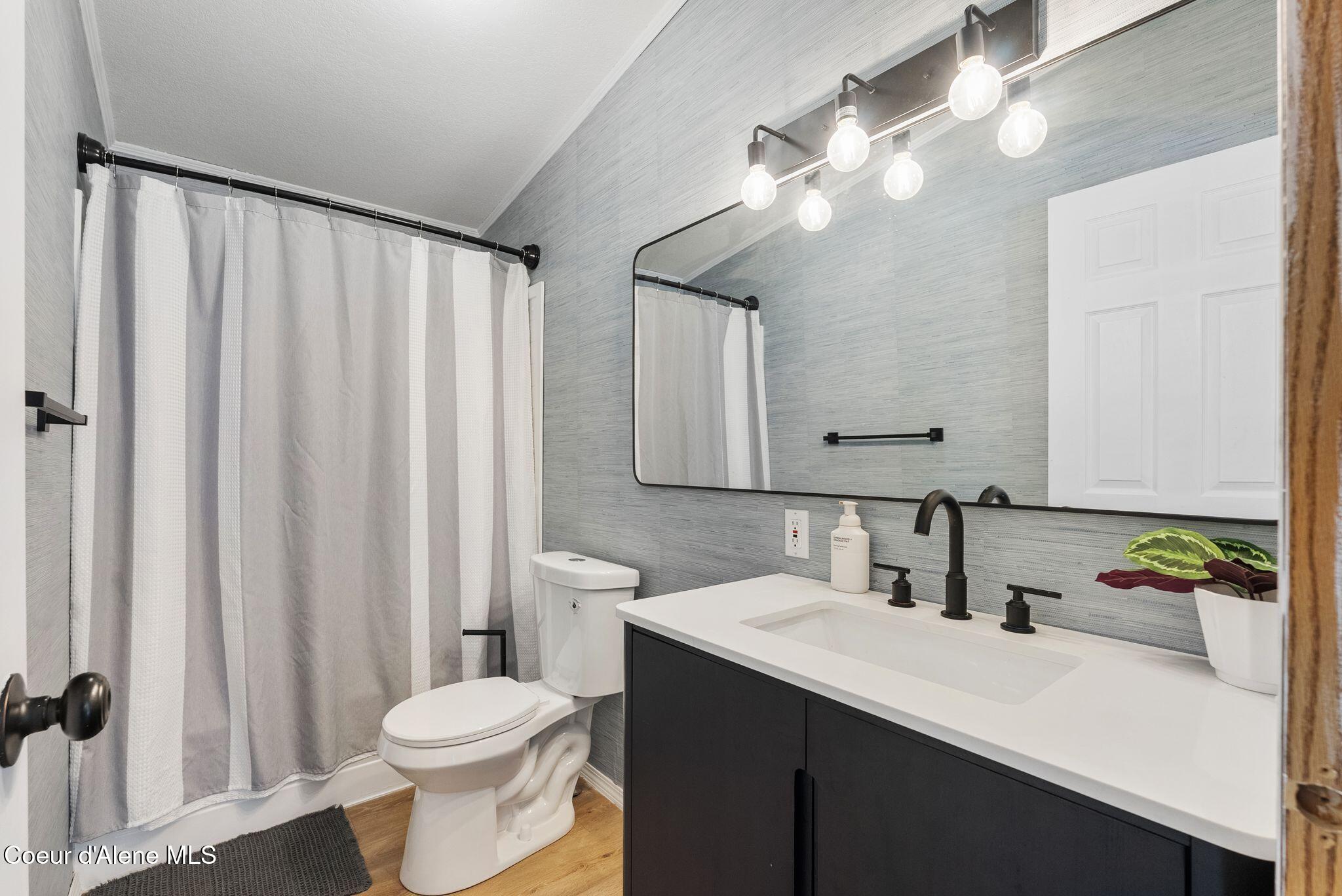 120 Shelby Road Laclede, ID 83841 - Photo 24 of 41 Guest Bathroom