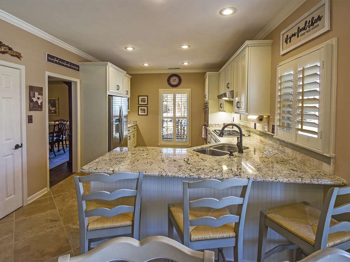 1714 John Ridge Drive Collierville, TN 38017 - Photo 7 of 23 Please note the double ovens,microwave and stunning granite. The breakfast bar is just the right place to catch a quick snack or breakfast on the run.
