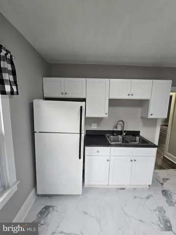 a view of a big room with closet and windows