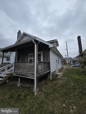 a view of livingroom and window