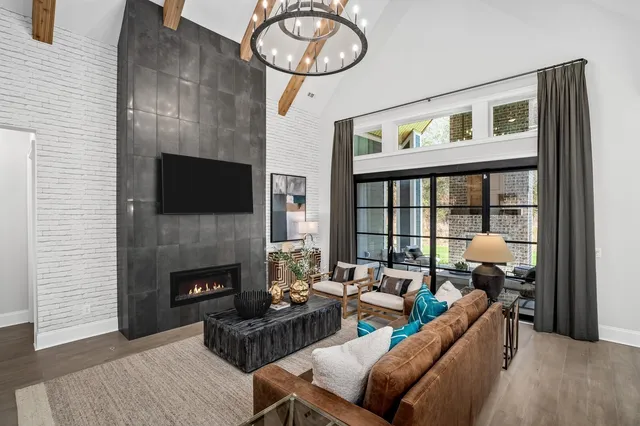 a large kitchen with kitchen island a large island in it