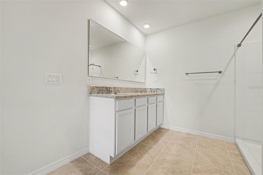 2795 Grandbury Grove Road Lakeland, FL 33811 - Photo 15 of 35 a view of cabinets