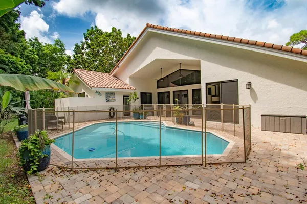 a view of a backyard with a fountain