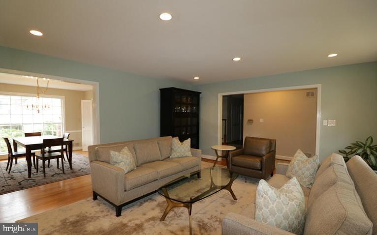 9204 Cedar Way Bethesda, MD 20814 - Photo 4 of 30