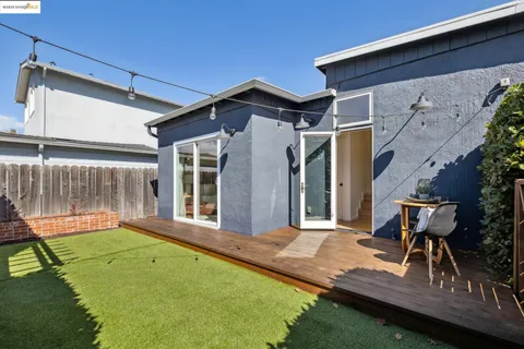 a view of a house with backyard and porch
