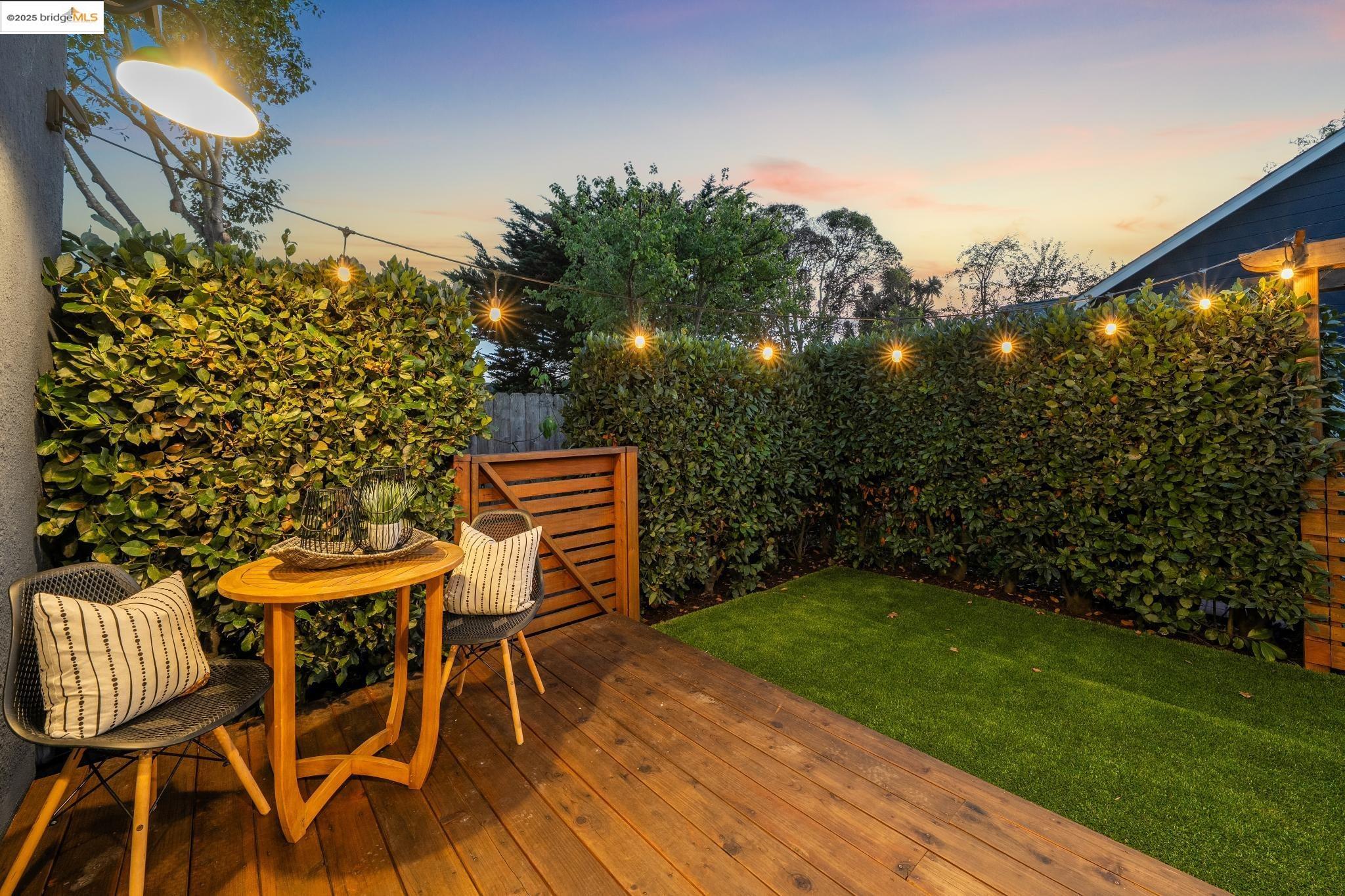 1642 Tenth Street Berkeley, CA 94710 - Photo 47 of 51 a view of a chairs and table on the wooden floor