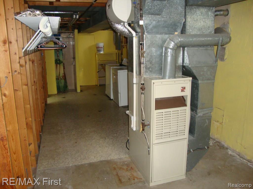 24514 Ridgecroft Avenue Eastpointe, MI 48021 - Photo 13 of 20 DSC04198.jpg