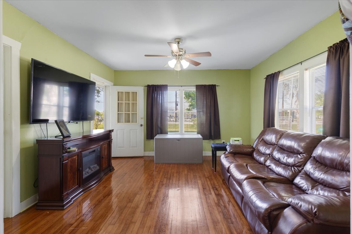 3929 Almeda Genoa Road Houston, TX 77047 - Photo 18 of 25 House 1 livning room