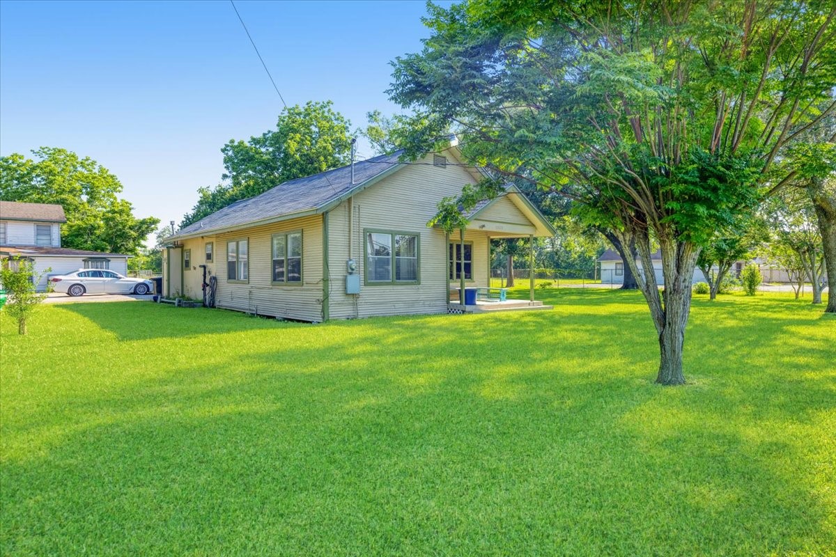 3929 Almeda Genoa Road Houston, TX 77047 - Photo 8 of 25 House 1 has 3 bedrooms and 1 bathroom