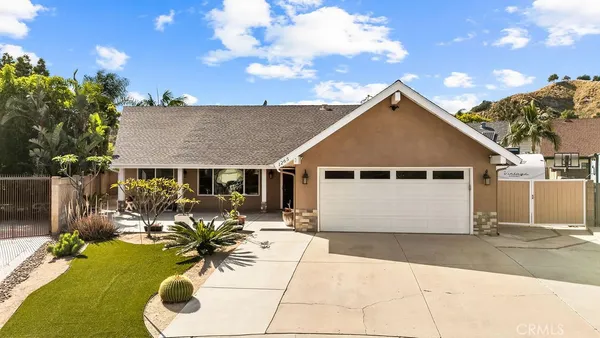 a view of a house with backyard