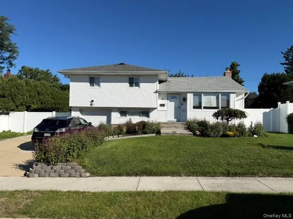 $909,000 | 8 Debora Drive, Plainview, NY 11803