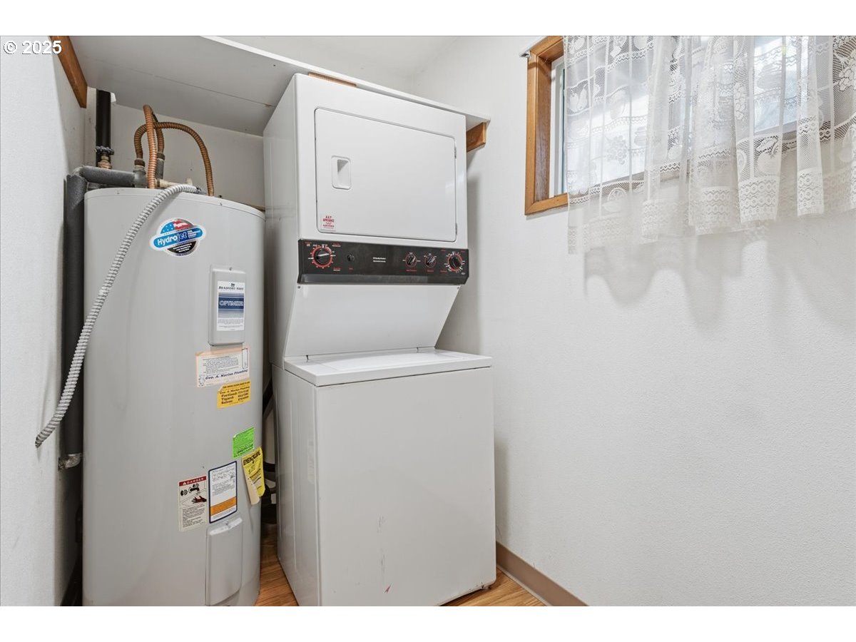 6835 Southwest Capitol Hill Road, Unit 30 Portland, OR 97219 - Photo 18 of 33 a utility room with dryer and washer