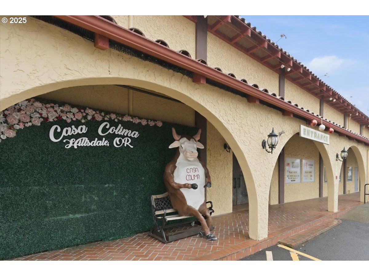6835 Southwest Capitol Hill Road, Unit 30 Portland, OR 97219 - Photo 31 of 33 a view of entryway with a front door