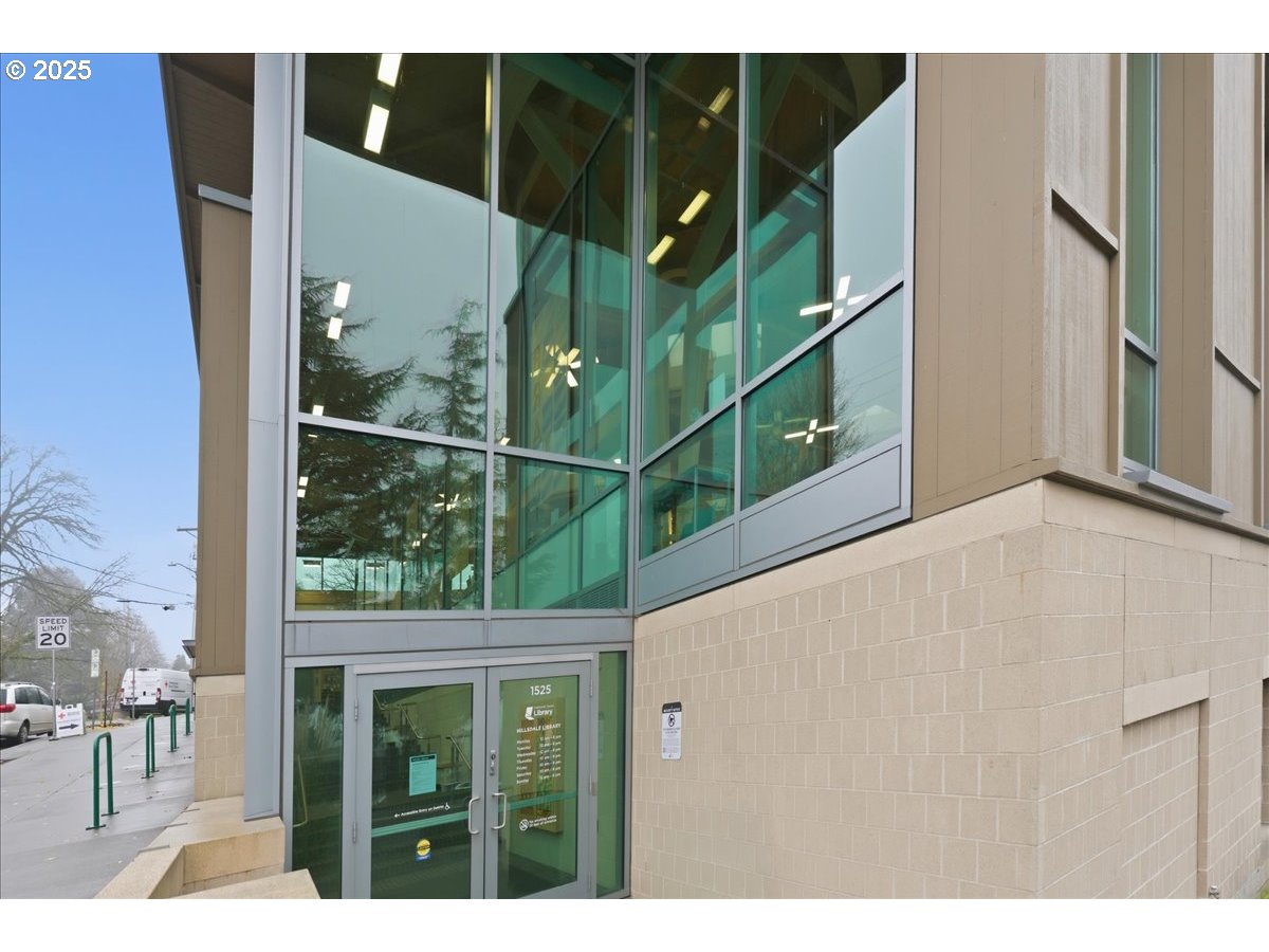 6835 Southwest Capitol Hill Road, Unit 30 Portland, OR 97219 - Photo 33 of 33 a view of a door