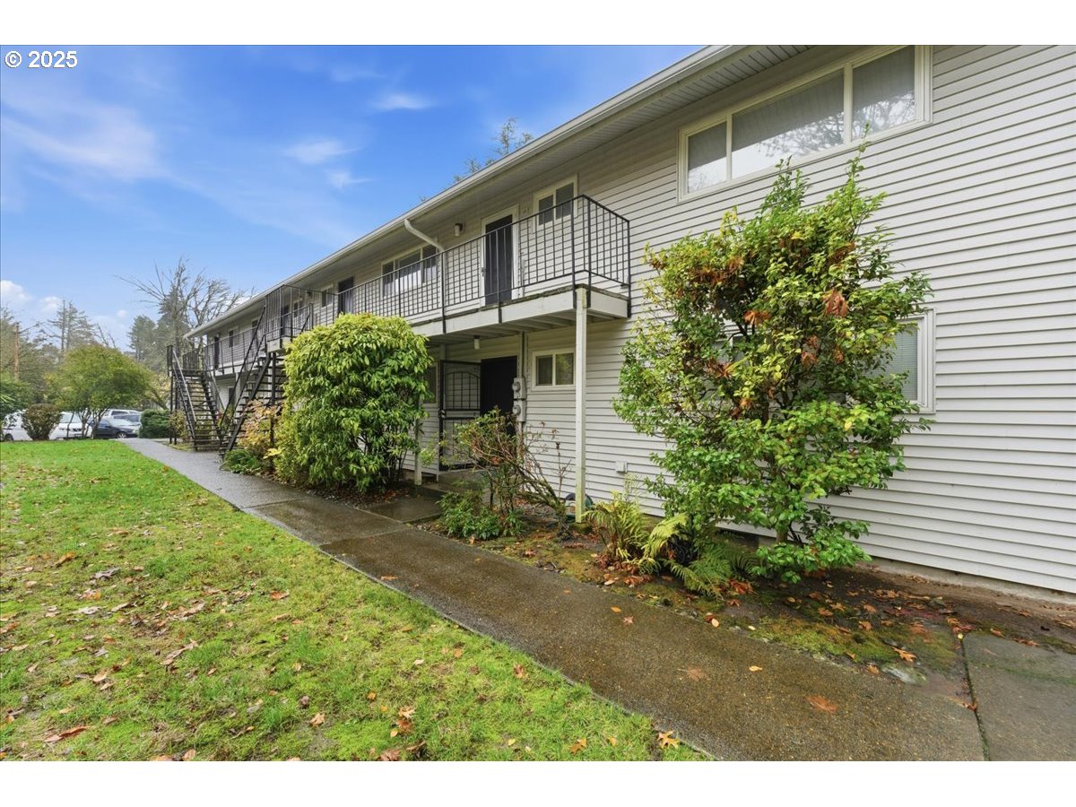 6835 Southwest Capitol Hill Road, Unit 30 Portland, OR 97219 - Photo 7 of 33 a front view of a house with garden