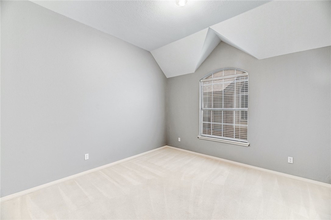 9404 Temecula Pass Austin, TX 78717 - Photo 11 of 31 3rd Large bedroom with adjacent Full Bathroom.