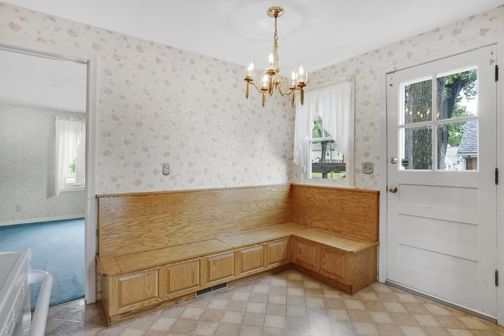 328 Hartwick Street Springfield, MA 01108 - Photo 10 of 37