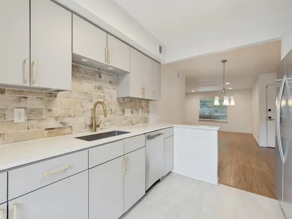 $2,100 | 8083 Meadow Road, Unit 125, Dallas, TX 75231