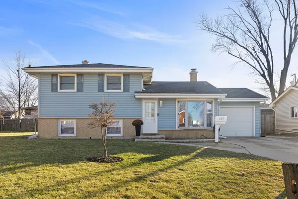 $380,500 | 665 West Lake Manor Drive, Addison, IL 60101