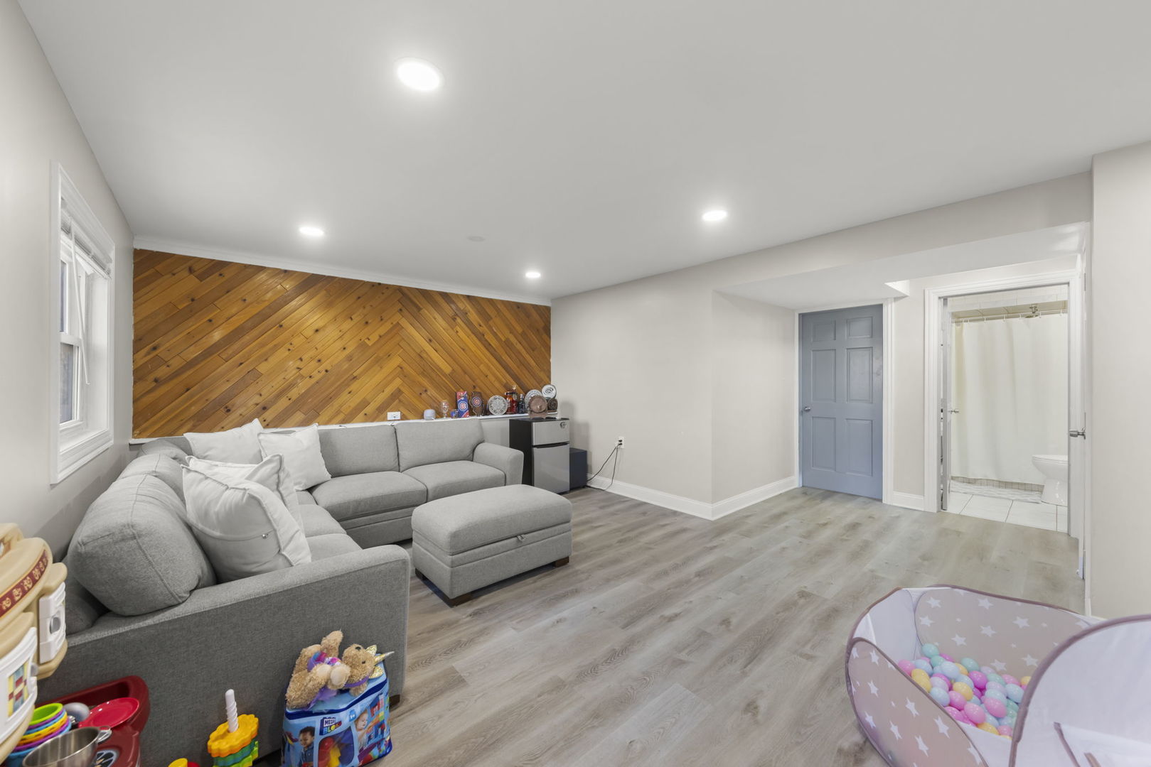 665 West Lake Manor Drive Addison, IL 60101 - Photo 14 of 25