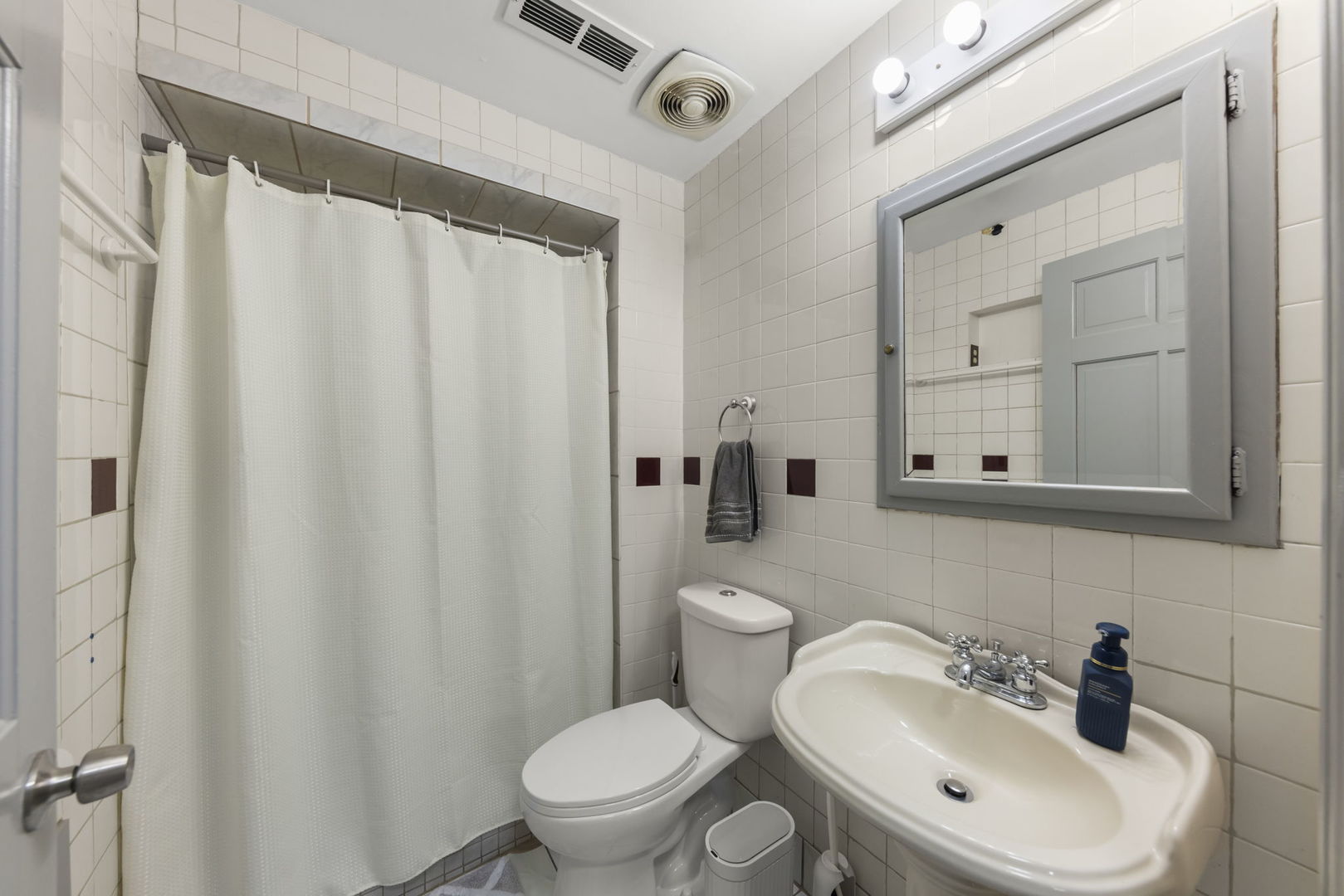 665 West Lake Manor Drive Addison, IL 60101 - Photo 15 of 25