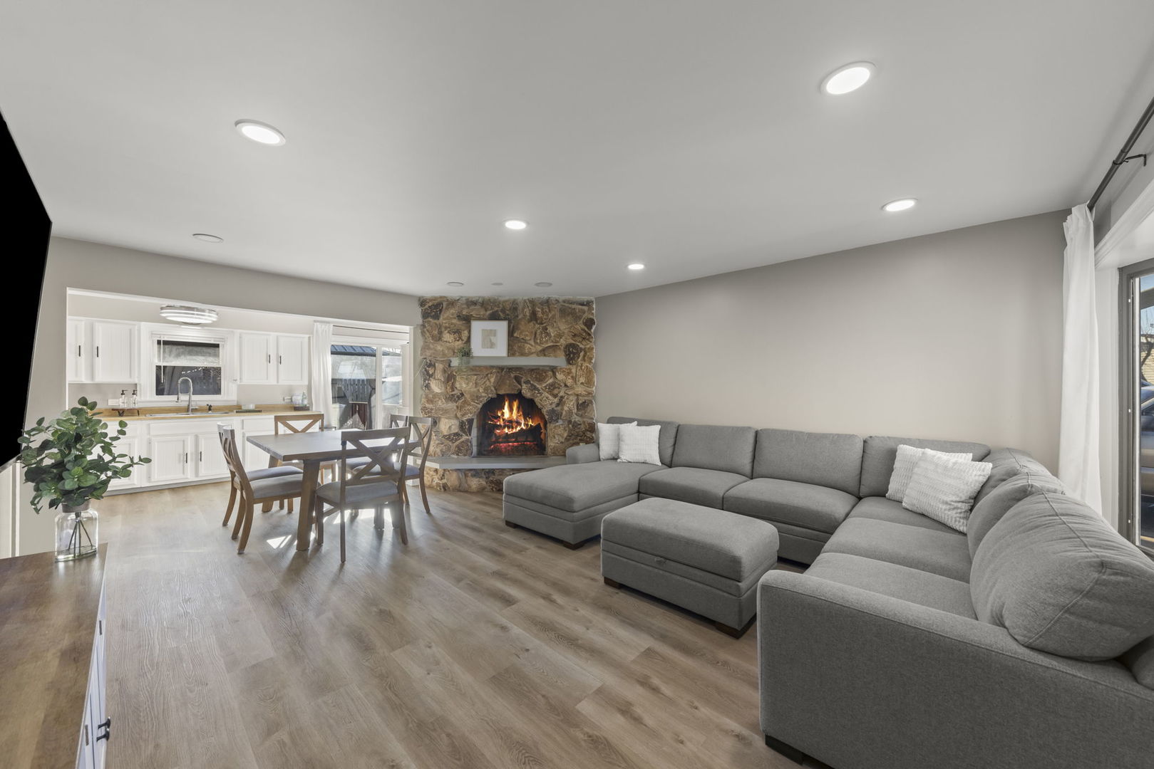 665 West Lake Manor Drive Addison, IL 60101 - Photo 3 of 25