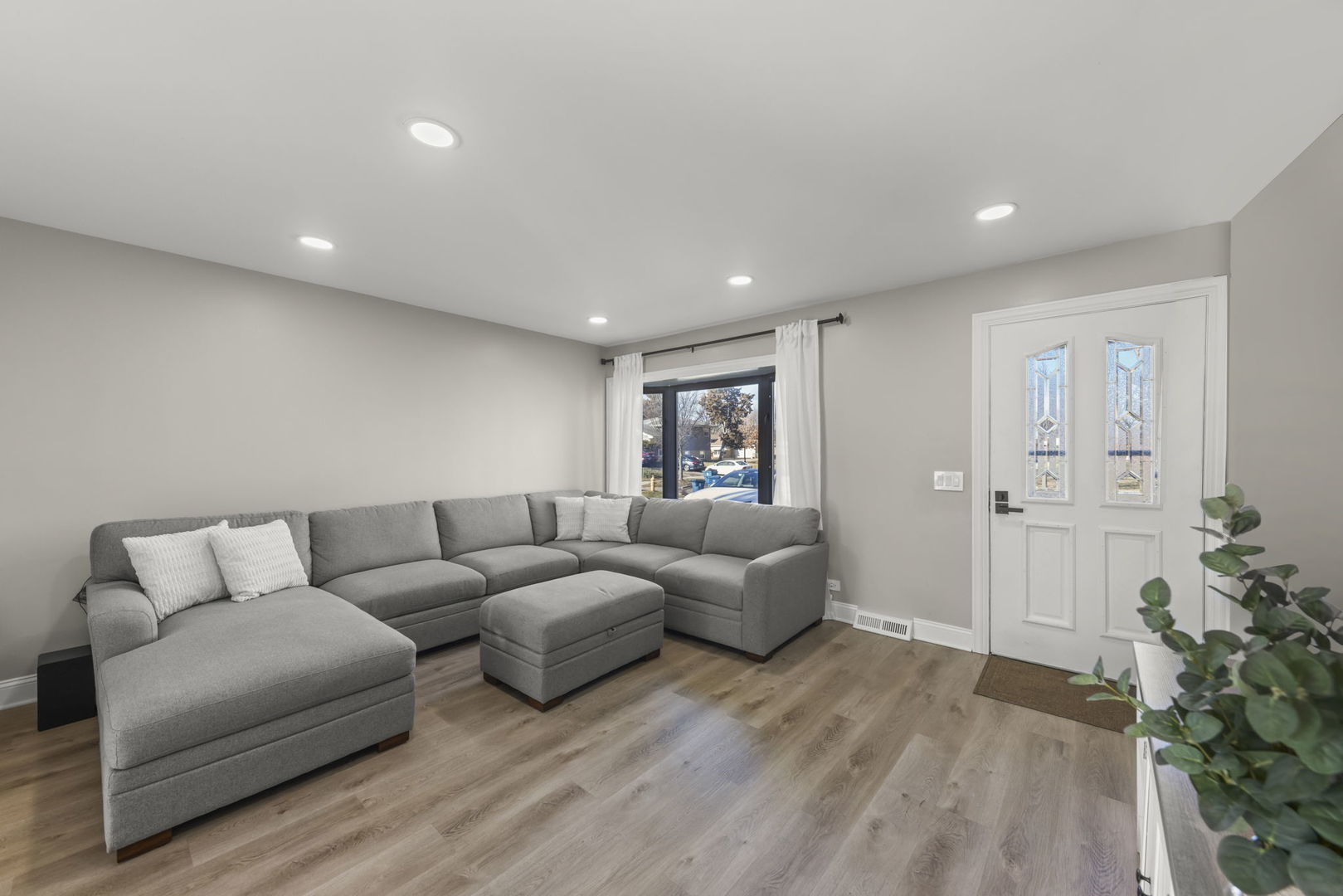 665 West Lake Manor Drive Addison, IL 60101 - Photo 4 of 25