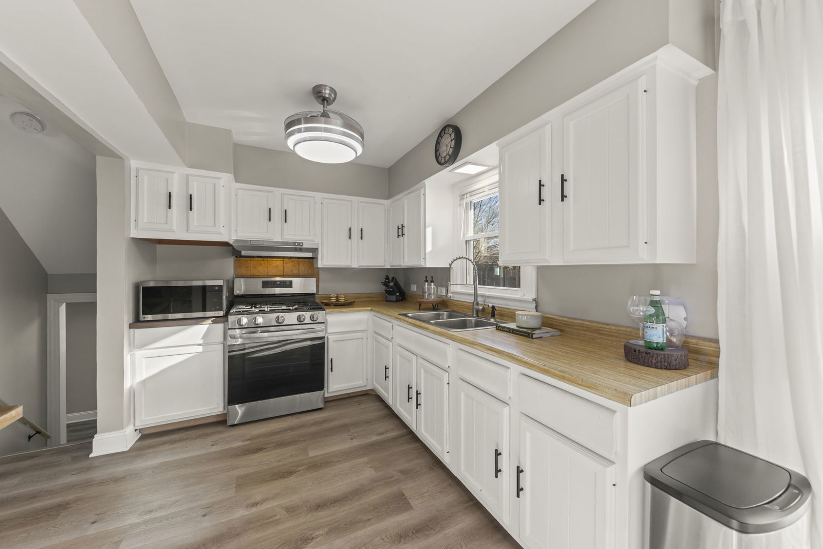 665 West Lake Manor Drive Addison, IL 60101 - Photo 7 of 25