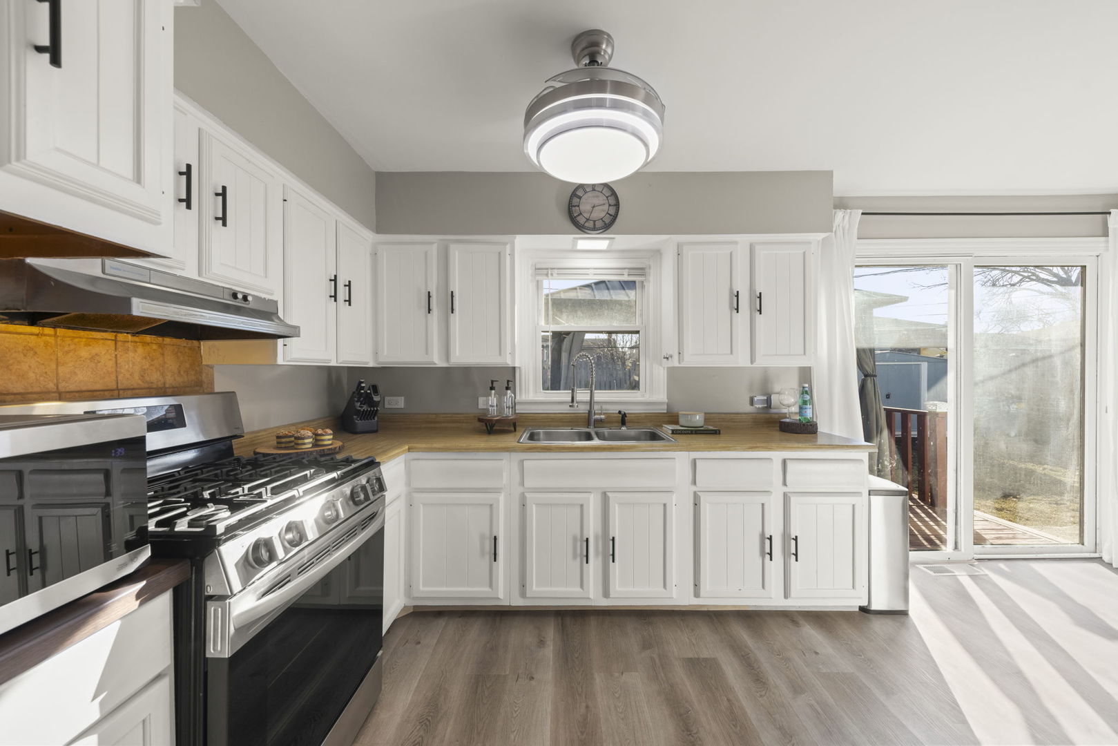 665 West Lake Manor Drive Addison, IL 60101 - Photo 8 of 25