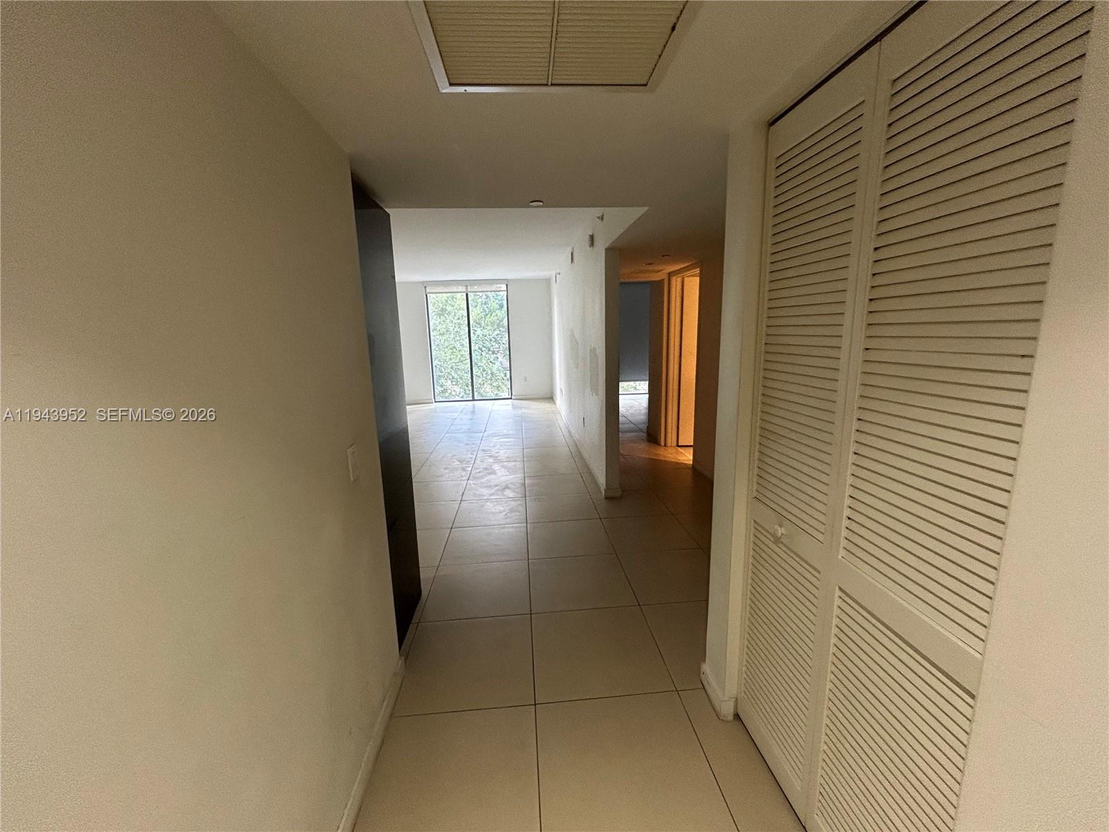 31 Southeast 6th Street, Unit 407 Miami, FL 33131 - Photo 20 of 22 a view of a hallway