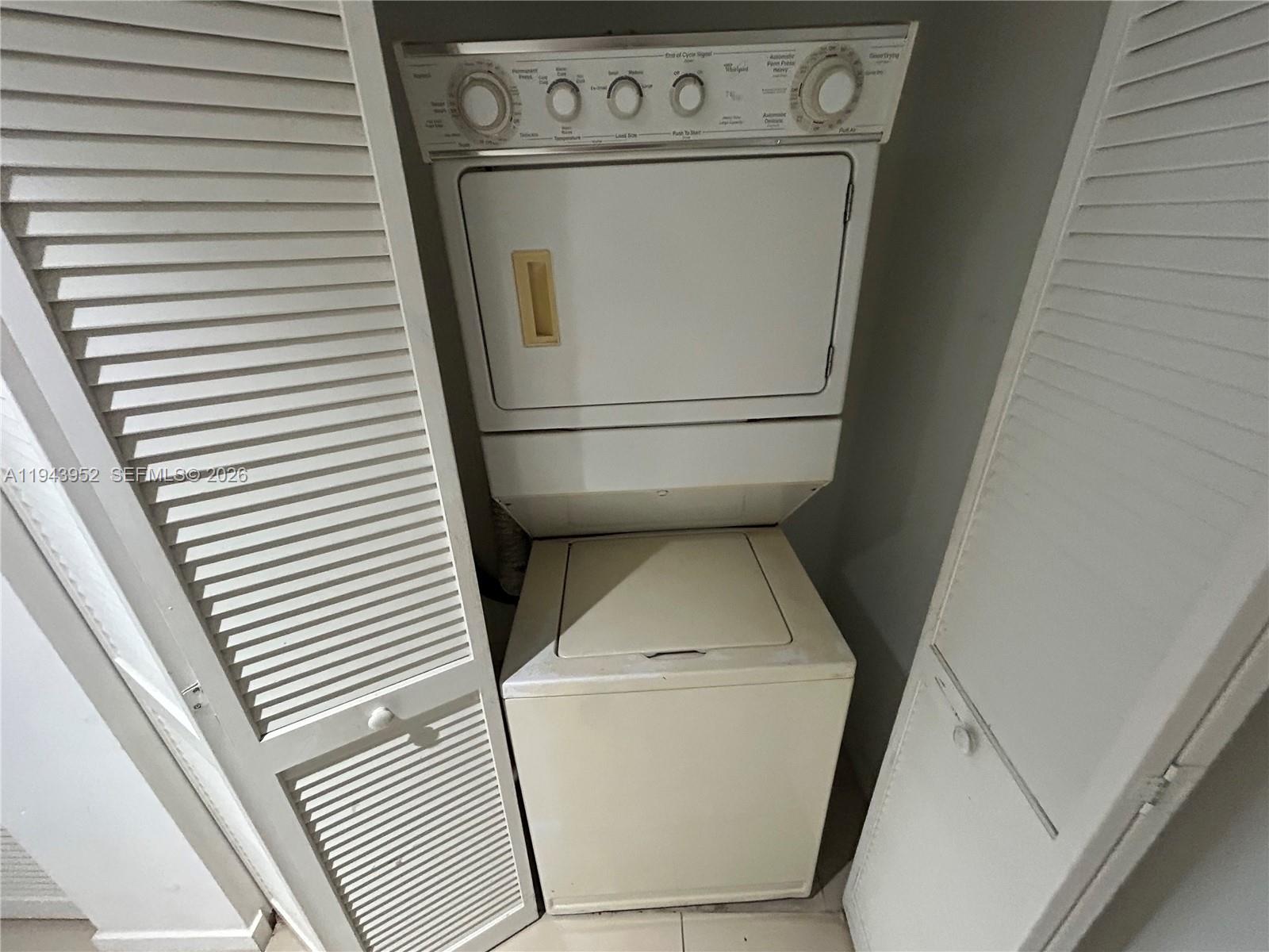 31 Southeast 6th Street, Unit 407 Miami, FL 33131 - Photo 21 of 22 a utility room with dryer and washer