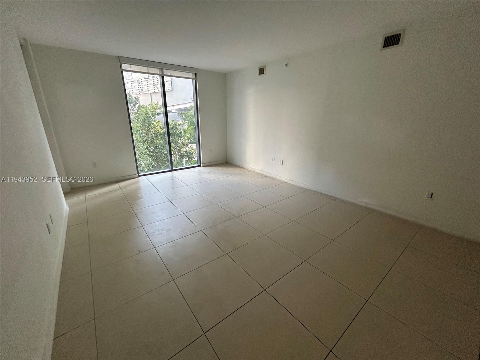 31 Southeast 6th Street, Unit 407 Miami, FL 33131 - Photo 6 of 22 an empty room with windows