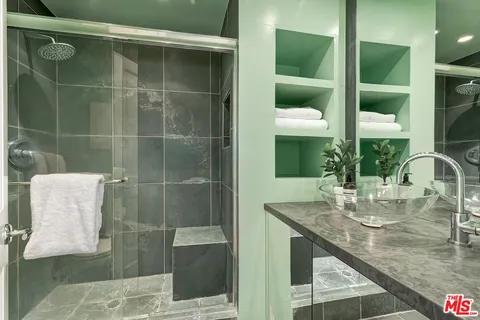 $2,149,000 | 323 San Vicente Boulevard, Unit 11, Santa Monica, CA 90402