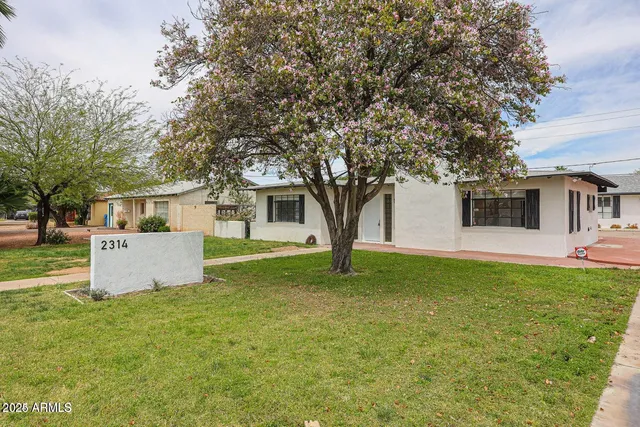 a view of a house with a yard